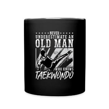 Le taekwondo ne sous-estime jamais un vieil homme combattant - Mug uni - noir - Devant