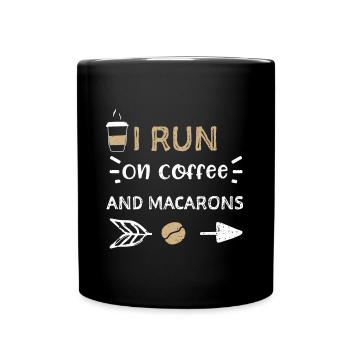 I Run On Coffee And Macarons - Tasse einfarbig - Schwarz - Vorne