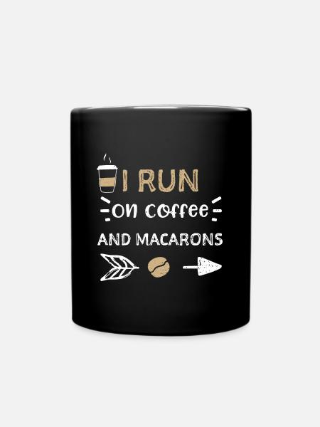 I Run On Coffee And Macarons - Tasse einfarbig - Schwarz
