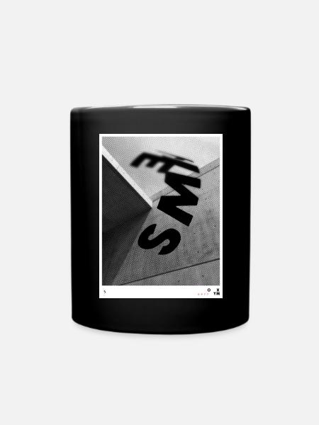 Schwarzweiß Perspektive Typografie - Tasse einfarbig - Schwarz