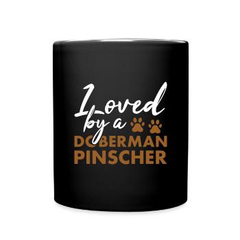 Aimé par un doberman Pinscher - Mug uni - noir - Devant