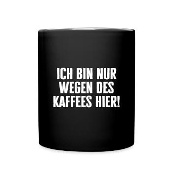 Nur wegen des Kaffees hier - Lustiger Job Spruch - Tasse einfarbig - Schwarz - Vorne
