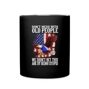ne plaisante pas avec les personnes âgées - Drôles de dictons - Mug uni - noir - Devant