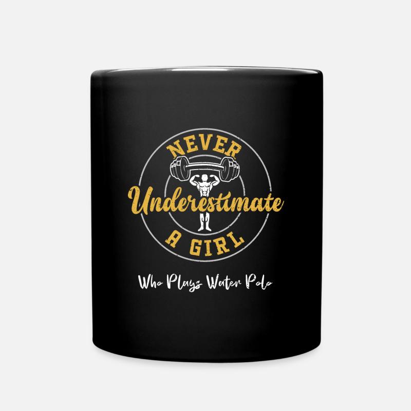 Never Underestimate A Girl Who P... - Tasse einfarbig - Schwarz