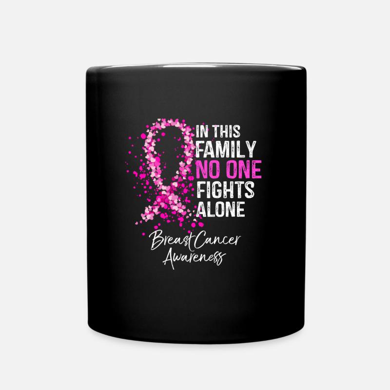 Dans cette famille, personne ne combat seul le cancer du sein - Mug uni - noir