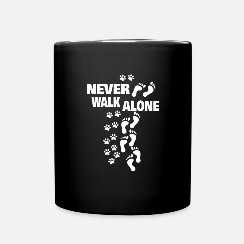 Hund Mann Frau Gassi gehen Never Alone Geschenk - Tasse einfarbig - Schwarz