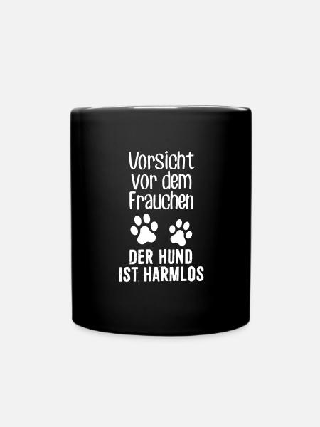Vorsicht vor dem Frauchen der hund ist harmlos - Tasse einfarbig - Schwarz