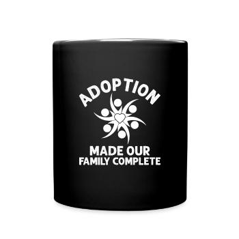 L’adoption a complété notre famille - Mug uni - noir - Devant