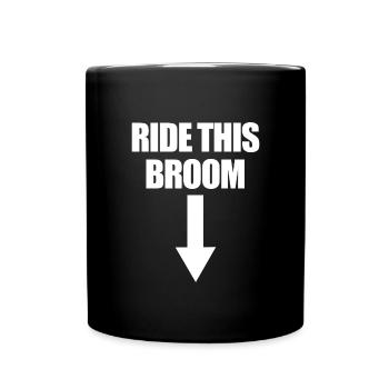 Fahren Sie mit diesem Besenpfeil von Halloween Her - Tasse einfarbig - Schwarz - Vorne