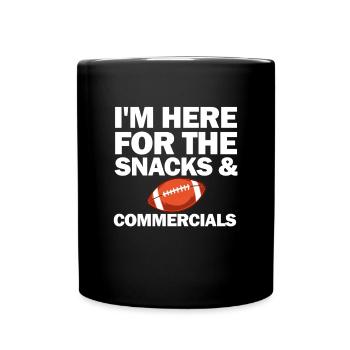 Ich bin wegen der Snacks und Werbespots zum Fußbal - Tasse einfarbig - Schwarz - Vorne