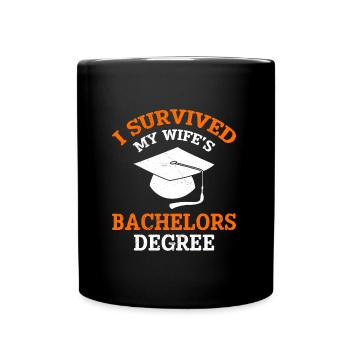 Überlebt Meine Frau hat einen Bachelor Abschluss - Tasse einfarbig - Schwarz - Vorne