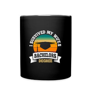 Überlebt Meine Frau hat einen Bachelor Abschluss - Tasse einfarbig - Schwarz - Vorne