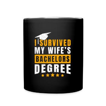 Überlebt Meine Frau hat einen Bachelor Abschluss - Tasse einfarbig - Schwarz - Vorne