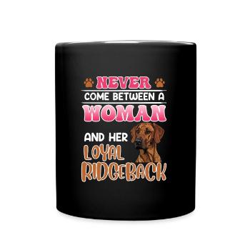 Ridgeback NEVER COME BETWEEN A WOMAN AND HER LOYAL - Tasse einfarbig - Schwarz - Vorne