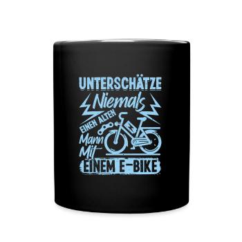EBike UNTERSCHÄTZE NIE EINEN ALTEN MANN MIT E-BIKE - Tasse einfarbig - Schwarz - Vorne
