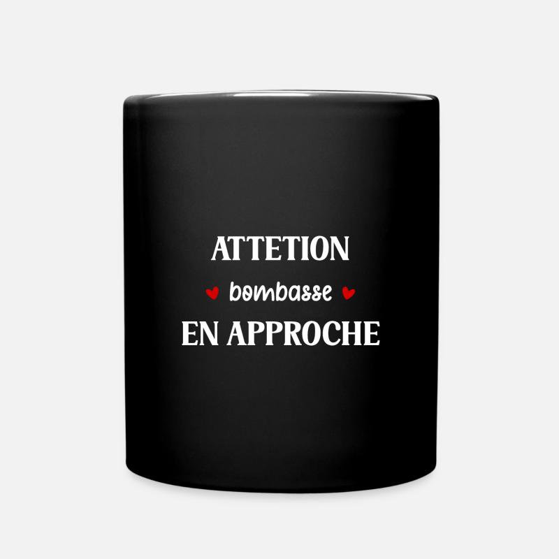 Attention bombasse en approche - Mug uni - noir