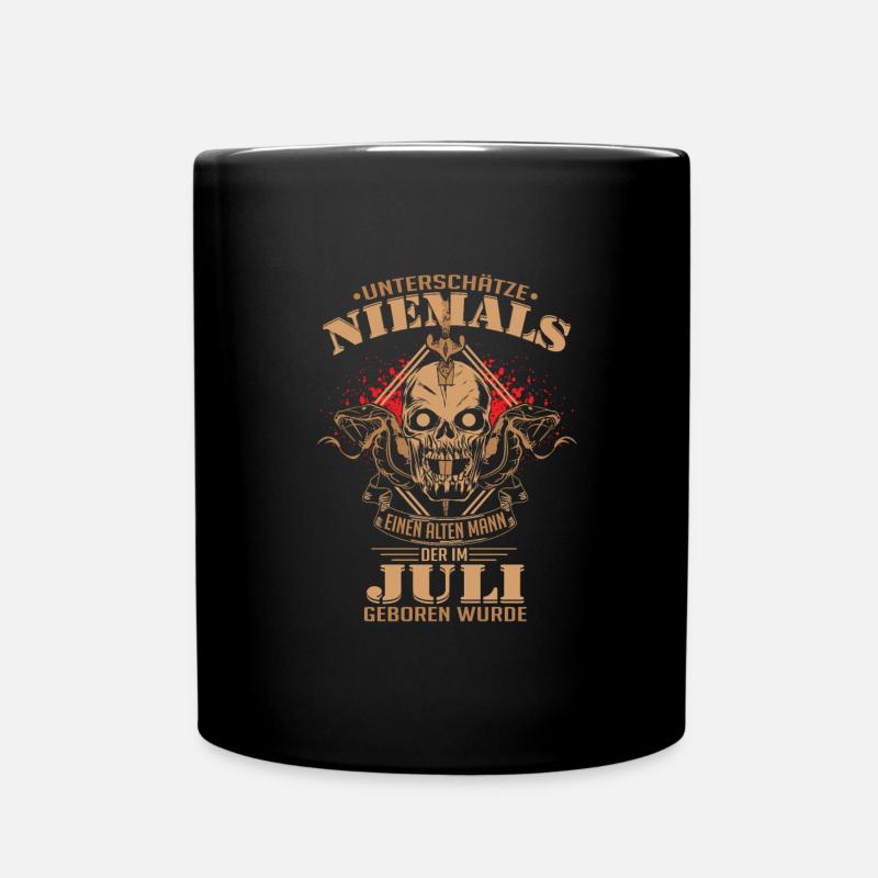Unterschätze niemals einen alten Mann der im Juli - Tasse einfarbig - Schwarz