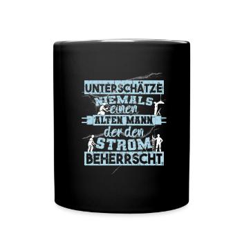 Unterschätze niemals einen ALTEN MANN der Strom - Tasse einfarbig - Schwarz - Vorne