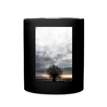 Einzelner Baum am Abend am Meer - Tasse einfarbig - Schwarz - Vorne