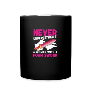 LARP Never Underestimate A Woman With A Foam Sword - Tasse einfarbig - Schwarz - Vorne