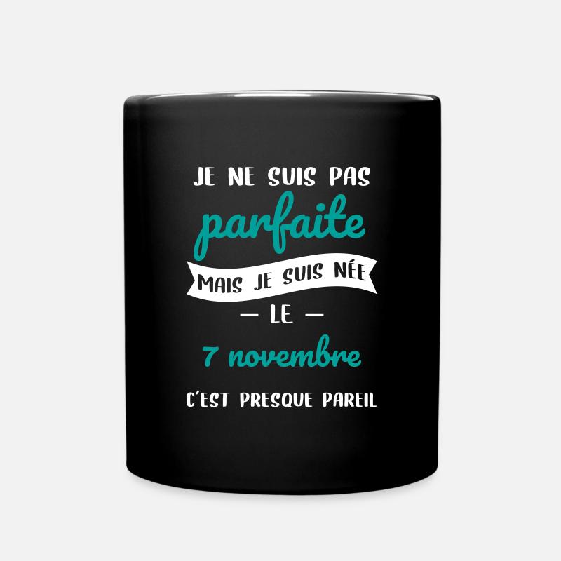 Anniversaire - Pas parfaite mais née le 7 Novembre - Mug uni - noir