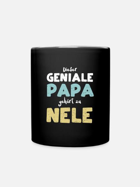 Dieser Geniale Papa Gehört Zu Nele - Tasse einfarbig - Schwarz