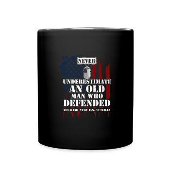 Never Underestimate An Old Man W... - Tasse einfarbig - Schwarz - Vorne