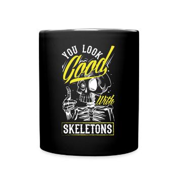 You Look Good With Skeletons Dark Goth - Tasse einfarbig - Schwarz - Vorne