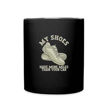 Meine Schuhe Haben Mehr Kilometer Als Dein Auto - Tasse einfarbig - Schwarz - Vorne