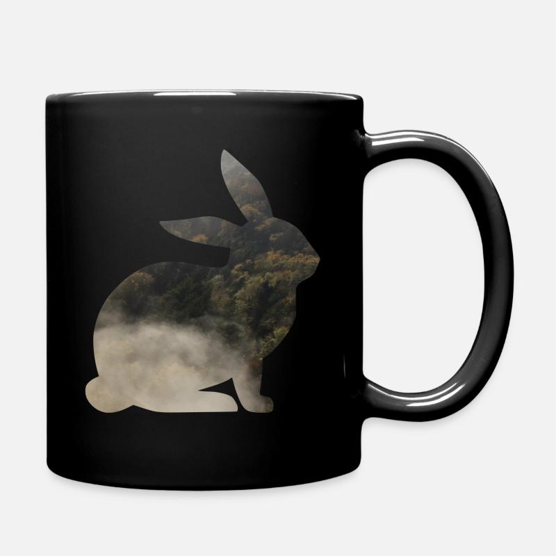 Lièvre en silhouette avec la forêt et le brouillard - Mug uni - noir
