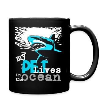 Mon requin vit dans l’océan - Mug uni - noir - Droite