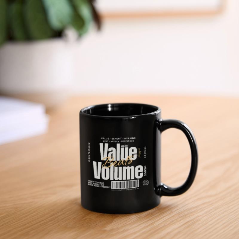 Value Beats Volume – Statement Design (Dunkel) Tasse einfarbig