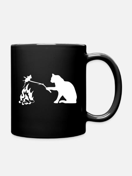 Stille Beobachterkatze am Lagerfeuer - Tasse einfarbig - Schwarz