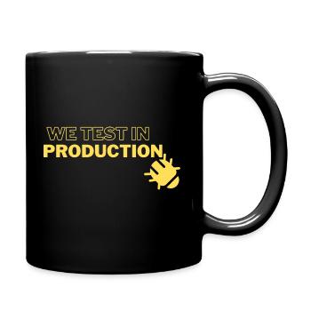 "We test in production" - running joke with coders - Tasse einfarbig - Schwarz - Rechts