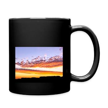 Rote Wolken über Gebäuden in Silhouette - Tasse einfarbig - Schwarz - Rechts
