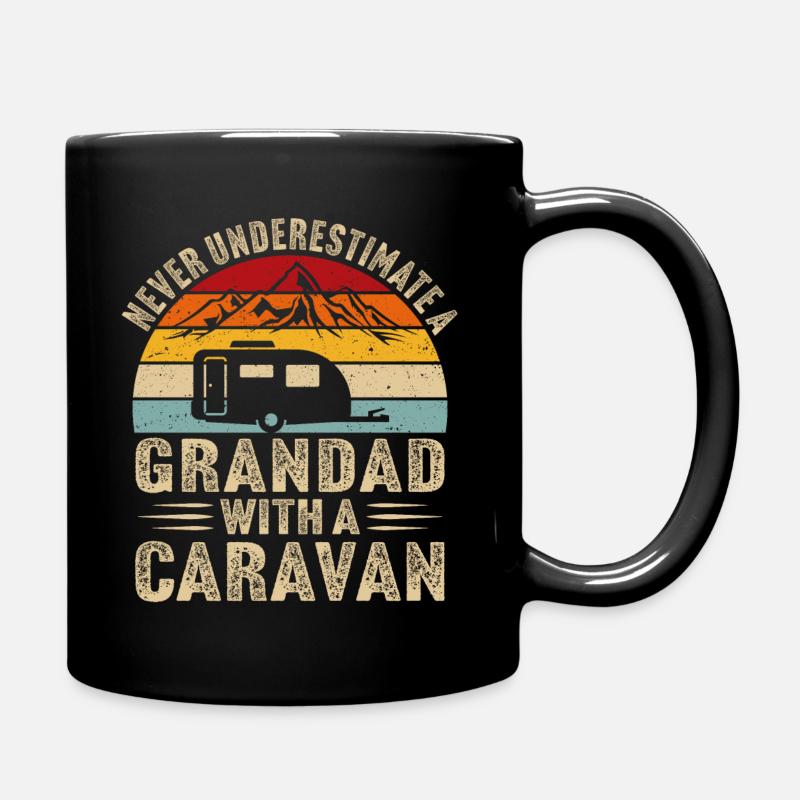 Ne sous-estimez jamais un grand-père avec une caravane - Mug uni - noir