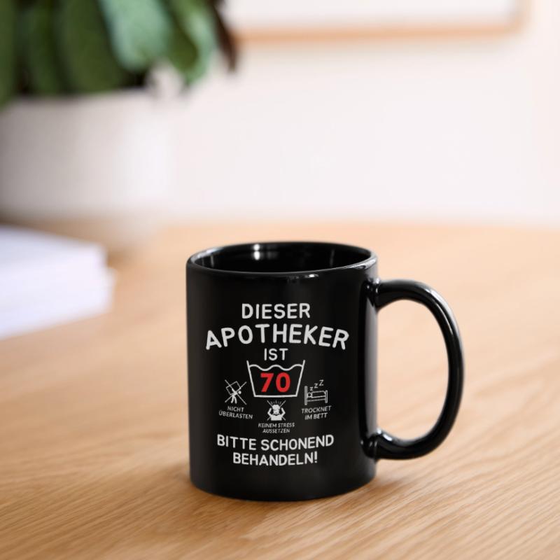Ce pharmacien a 70 ans. Mug uni