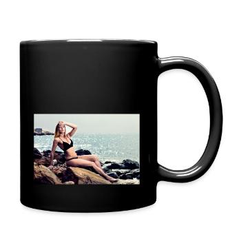 Alena mit Bikini auf den Felsen am Meer - Tasse einfarbig - Schwarz - Rechts