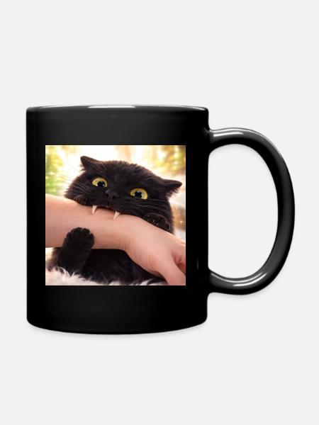 Freche Katze beim Beißen – Lustige „Küsschen mit Z - Tasse einfarbig - Schwarz