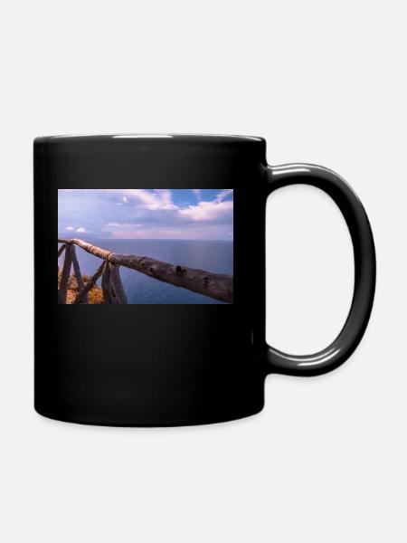 Meeresblick am Holzgeländer - Tasse einfarbig - Schwarz