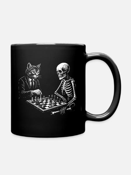 Katze spielt Schach mit dem Skelett - Tasse einfarbig - Schwarz