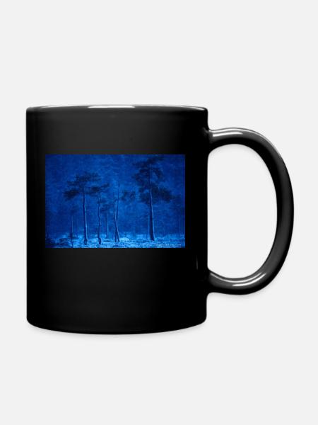Schneestrum im Hamra Nationalpark in Schweden - Tasse einfarbig - Schwarz
