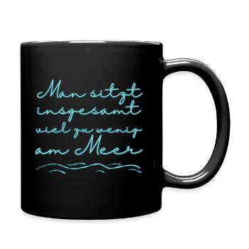 Man sitzt insgesamt viel zu wenig am Meer - Tasse einfarbig - Schwarz - Rechts