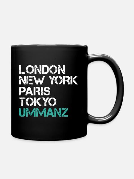 Ostsee Urlaub LONDON NEW YORK PARIS TOKYO Lustig - Tasse einfarbig - Schwarz
