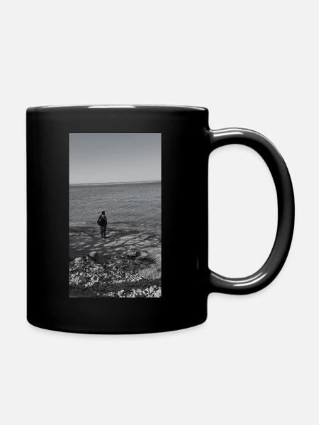 Solitude by the Shore - Tasse einfarbig - Schwarz