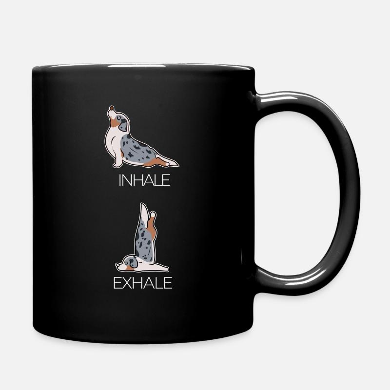 Yoga Hund Einatmen Ausatmen Atemtechnik Geschenk - Tasse einfarbig - Schwarz