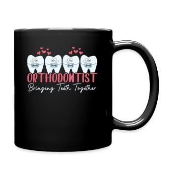L'orthodontiste rapproche les dents des appareils dentaires - Mug uni - noir - Droite