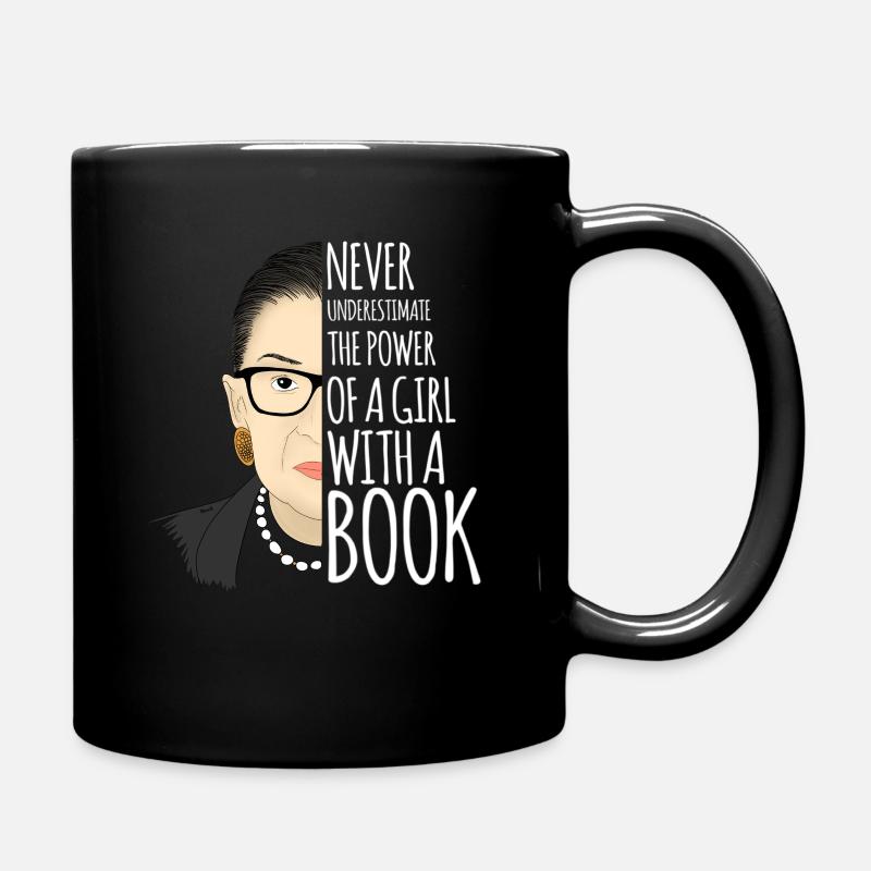 Ruth Bader Ginsburg ne sous-estime jamais - Mug uni - noir