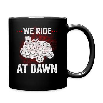 We Ride At Dawn Dad Lawn Mower Make Laugh Day Yard - Tasse einfarbig - Schwarz - Rechts