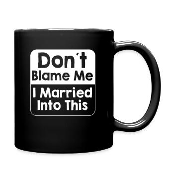 Beschuldigen Sie mich nicht, dass ich in diese Männer eingeheiratet habe Frauen lustig - Tasse einfarbig - Schwarz - Rechts